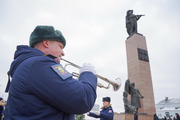 В Иванове в День защитника Отечества возложили цветы к мемориалу Героям фронта и тыла