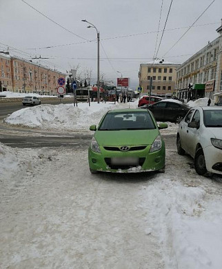 Припарковавшийся автомобиль перекрыл пешеходную зону