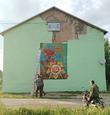 В Савино управляющая компания превратила фасад старого дома в патриотическое панно 
