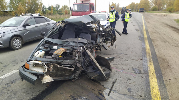 В Ивановской области сотрудник автомойки угнал автомобиль, попал в ДТП и получил тяжелые травмы 