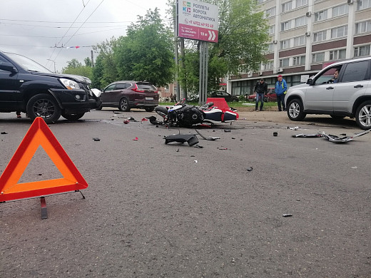 В Иванове байкер врезался во внедорожник