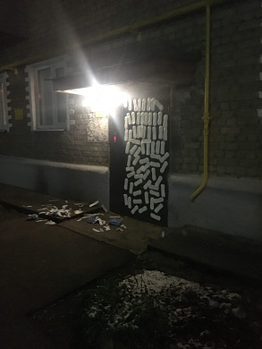 В Ивановской области дверь подъезда залепили женскими прокладками