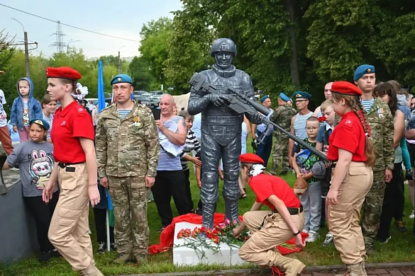 Памятник погибшему офицеру-десантнику открыли в Иванове 