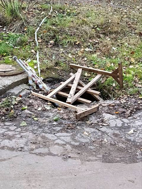 На пр. Текстильщиков с лета не могут закрыть ливневку