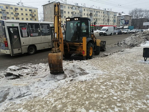  В Иванове продолжают расчищать от снега остановки общественного транспорта 