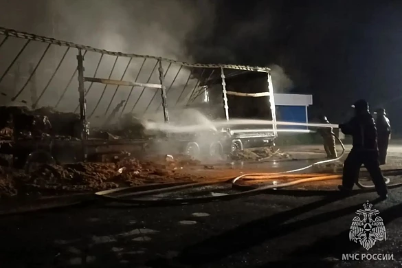 Два грузовика сгорели ночью в Палехском районе