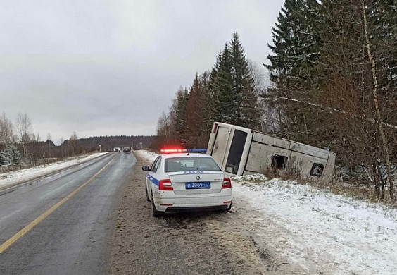ГИБДД: Водитель перевернувшегося в Ивановской области автобуса не учел дорожные и погодные условия