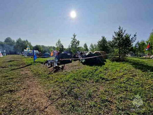  Школьники Ивановской области спасали застрявшего на дереве парашютиста 