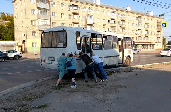  В Иванове автобус застрял в бордюре 
