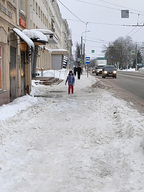 На ул. Карла Маркса в Иванове упали с крыши глыбы льда