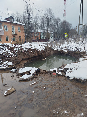«Можно рыбу запускать». В Колобове после ремонта остался котлован с водой