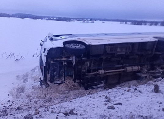  В Ивановском районе автобус с рабочими вылетел в кювет 