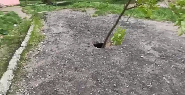 Рядом с одним из домов в Кохме провалился асфальт