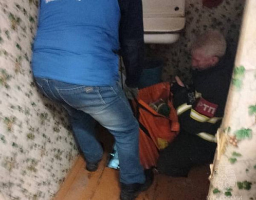  В Ивановской области пожарные спасли упавшую в подпол бабушку 