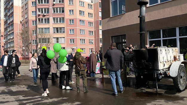 Жителя Московского микрорайона поздравили с днем рождения во время субботника