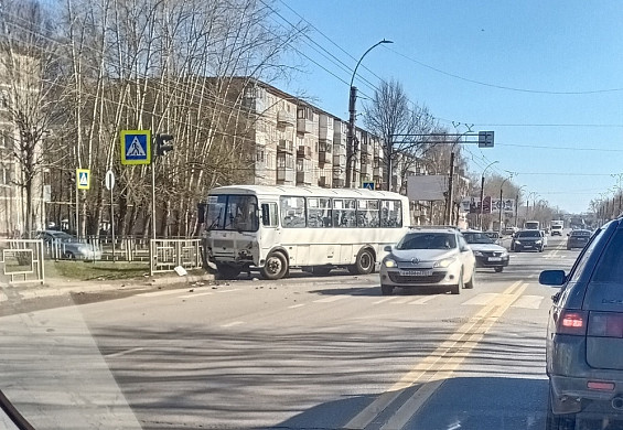 В Иванове пассажирский автобус попал в ДТП 