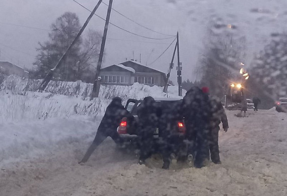  Через Светлый Луч можно проехать только на взаимовыручке и задним ходом 