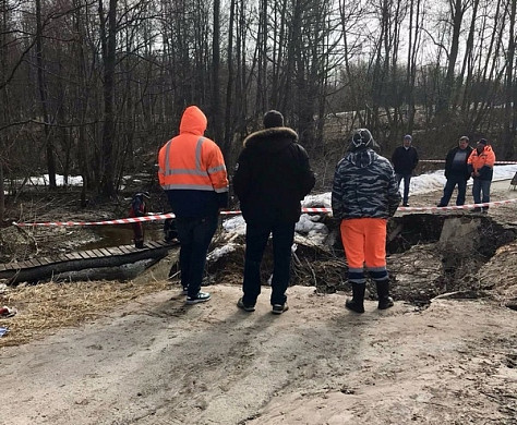  В Южском районе приступили к ликвидации провала на дороге у деревни Нагорново 
