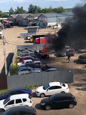 В Кохме на автопарковке загорелся эвакуатор
