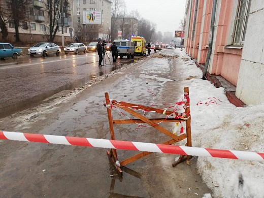 В центре Иванова девушку убило отвалившимся от здания куском стены 