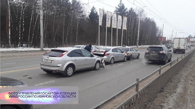  На Кохомском шоссе столкнулись четыре автомобиля 