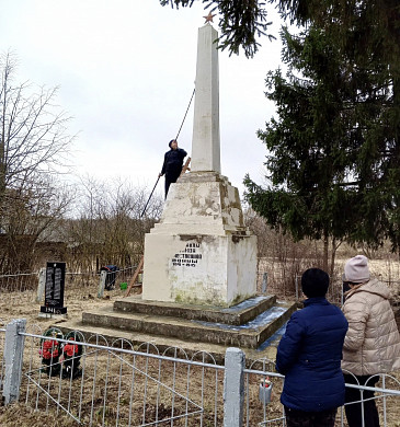  В деревни Селищи совместными усилиями отремонтировали мемориал 