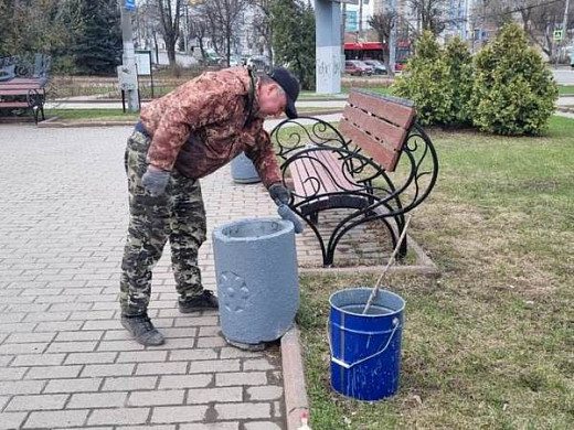  В Иванове начали приводить в порядок скамейки и урны 
