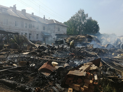 На пожаре у пожарной части пострадали пожарные