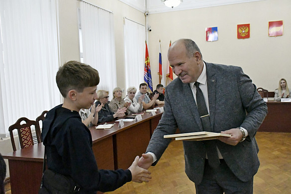 В Шуе наградили двух школьников за спасение женщины