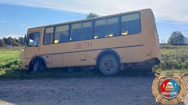 В Родниковском районе съехал в кювет школьный автобус
