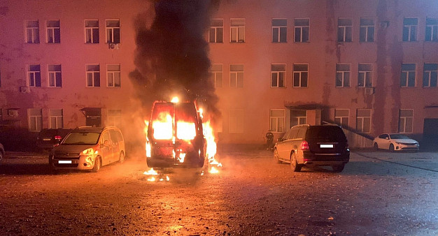 В Иванове огонь с горящей &amp;quot;Газели&amp;quot; перекинулся на &amp;quot;Мерседес&amp;quot; и &amp;quot;Ситроен&amp;quot;