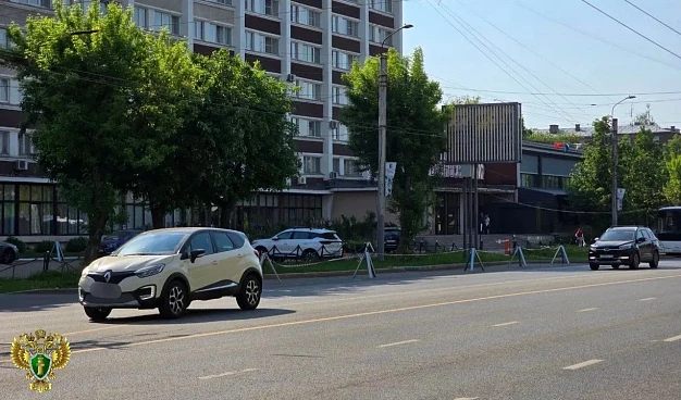 Ограждение на парковке у гостиницы «Вознесенская» установлено незаконно