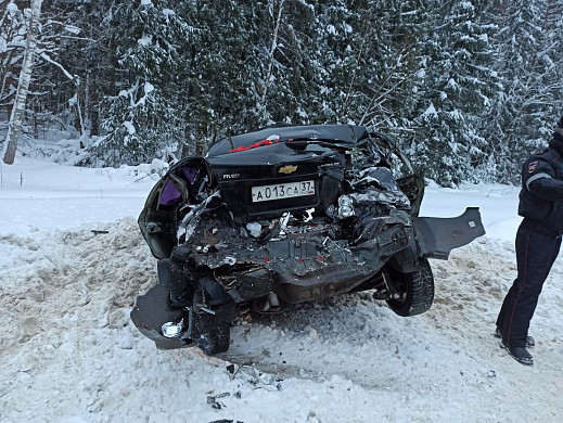 На трассе в Ивановской области автобус жестко смял легковушку