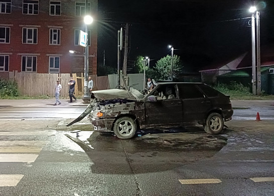 В Иванове на проспекте Текстильщиков водитель влетел в островок безопасности
