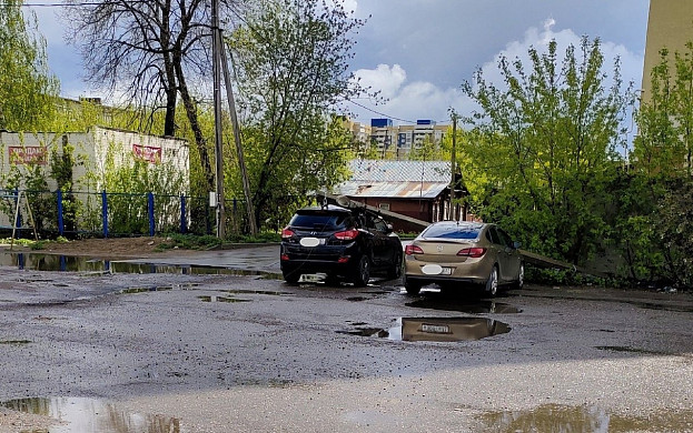 В Иванове столб рухнул на припаркованные машины 