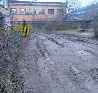  Жители дома на Суздальской попали в грязевой плен 