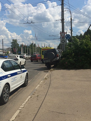 В Иванове у автовокзала внедорожник врезался в столб 