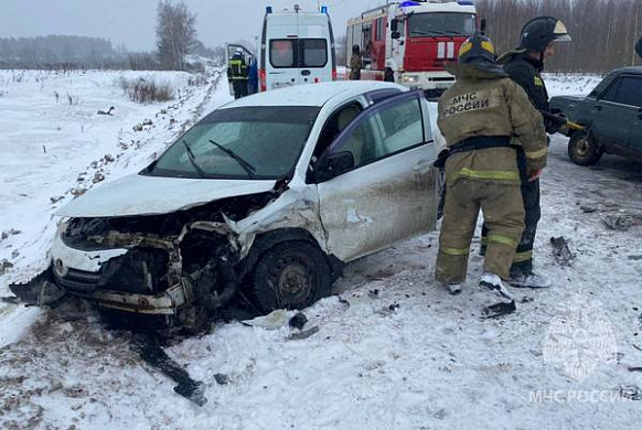  В Ивановском районе спасателям пришлось извлекать людей из искореженной «семерки» 