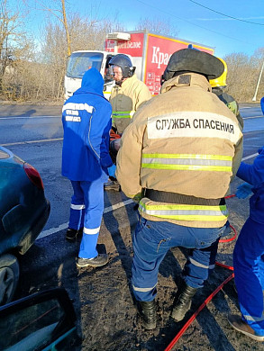 В Иванове после ДТП спасатели вырезали из авто пострадавшего водителя
