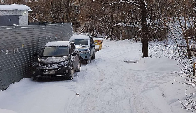 "Сбои по вывозу ТКО вызваны плотной парковкой автомобилей"
