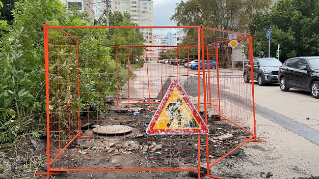 Петрачкова не перестает удивлять: сразу после замены труб улицу снова затопило