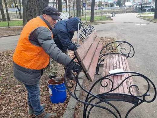  В Иванове начали приводить в порядок скамейки и урны 