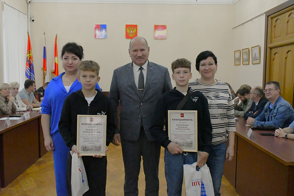 В Шуе наградили двух школьников за спасение женщины