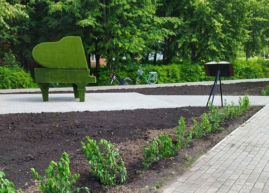  В поселке Каменка в сквере Рахманинова установили зеленый рояль 