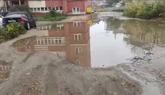 Во дворе на Лежневской много лет не высыхает огромная лужа