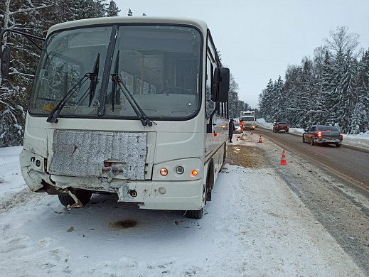 На трассе в Ивановской области автобус жестко смял легковушку