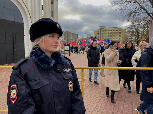 Почти 300 правоохранителей работают на праздничных мероприятиях в регионе