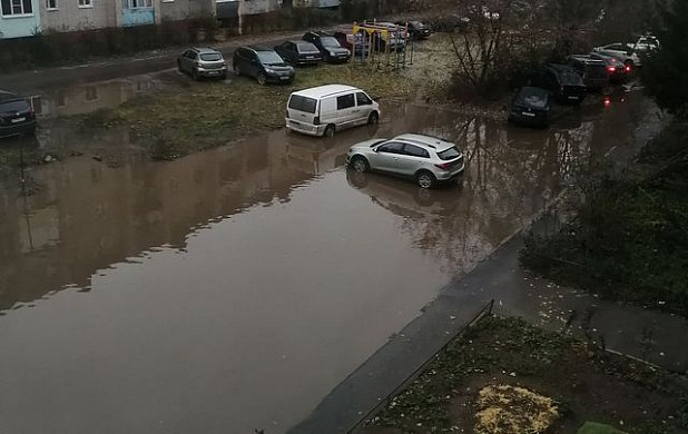 Ивановцы третий год жалуются на подтопление двора