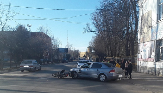 В Ивановской области под колеса автомобиля попал мопедист 