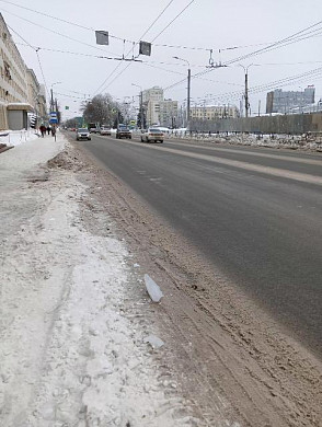 На ул. Карла Маркса в Иванове упали с крыши глыбы льда